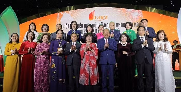 Phó Thủ tướng Thường trực Trương Hoà Bình cùng lãnh đạo Ban, Bộ, Ngành, Đoàn thể, Tổ chức tham dự Đại hội Hiệp hội Nữ doanh nhân Việt Nam nhiệm kỳ 2021-2026