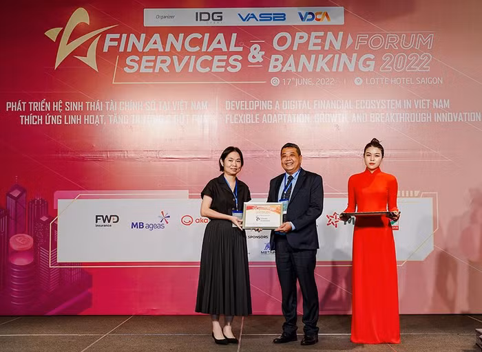 Đại diện Liberty Việt Nam lên nhận giải thưởng của IDG