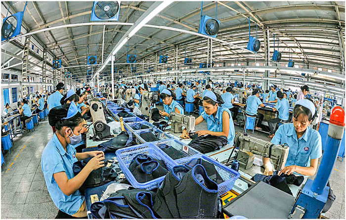 Gia công sản phẩm trên dây chuyền phân xưởng may