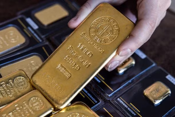 Vàng mất giá khi dữ liệu sản xuất của Mỹ "tốt hơn mong đợi"