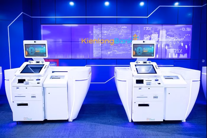 Chỉ với một mã QR, khách hàng thực hiện các dịch vụ ngân hàng nhanh chóng mà không cần tới thẻ