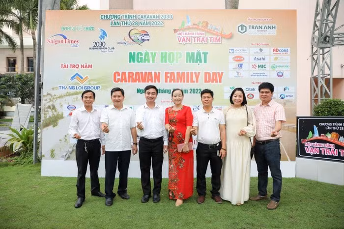 Đến dự “Caravan Family Day”, Giám đốc TT XTĐTTM&amp;DL tỉnh Bình Phước Trần Quốc Duy (thứ 3, trái sang) cho rằng Caravan năm nay đã truyền tải nhiều thông điệp đầy tính nhân văn.