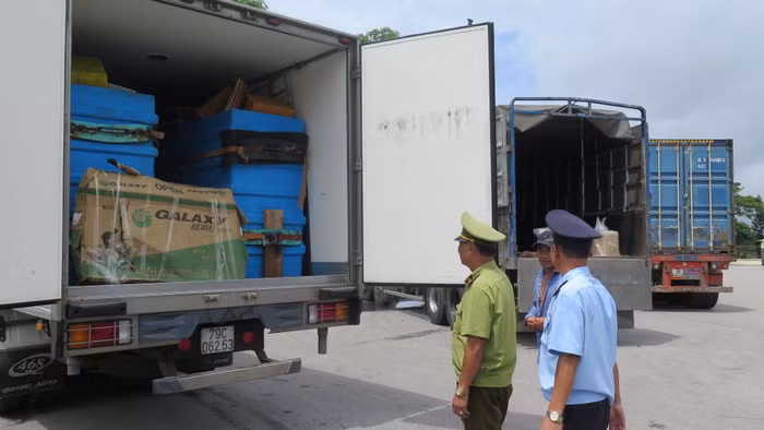 Lực lượng chức năng thuộc Ban chỉ đạo 389 tỉnh Lạng Sơn kiểm tra hàng hóa