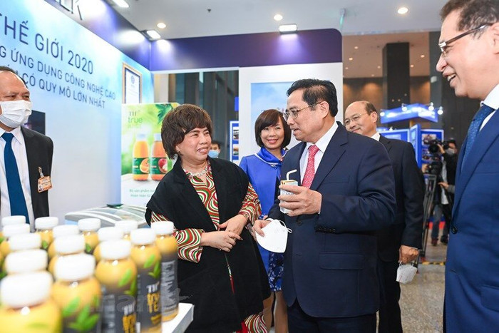 Thủ tướng Chính phủ Phạm Minh Chính ghé thăm gian hàng của TH true MILK. Tại đây, bà Thái Hương – Nhà sáng lập Tập đoàn TH đã mời Thủ tướng thưởng thức TH true MILK LIGHT MEAL, một trong những giải pháp dinh dưỡng lành mạnh, sáng tạo từ sữa tươi sạch và ngũ cốc mới nhất của Tập đoàn TH, đầu tiên và duy nhất trên thị trường hiện nay. (Ảnh: PV/Vietnam+)