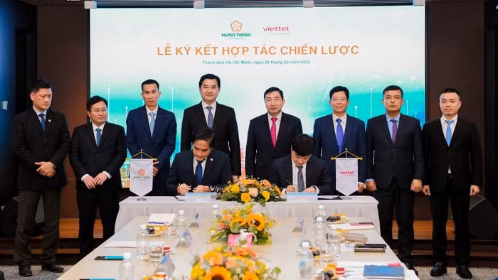 Ông Lê Nguyễn Hoàng Minh - Tổng Giám đốc Hưng Thịnh Innovation (trái) và ông Nguyễn Mạnh Hổ - Tổng Giám đốc Viettel ký kết thoả thuận hợp tác dưới sự chứng kiến của lãnh đạo hai bên