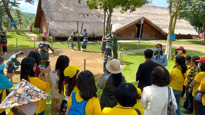 Hướng dẫn viên của Khu bảo tồn hồ hởi giới thiệu với đoàn thiện nguyện về nhà dài đậm sắc màu văn hóa truyền thống của người S’tiêng.