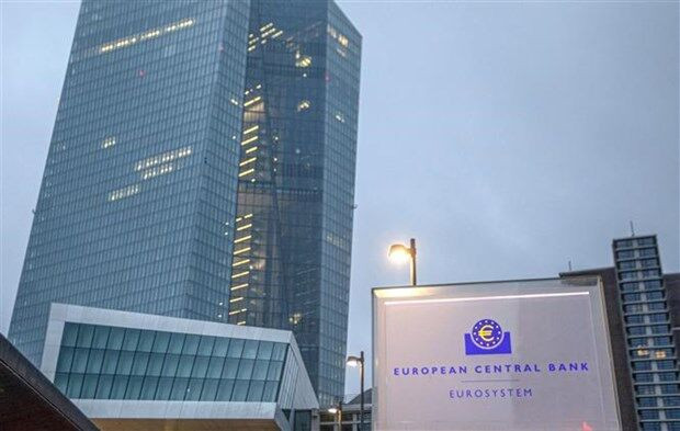 ECB hạ dự báo tăng trưởng kinh tế của Eurozone