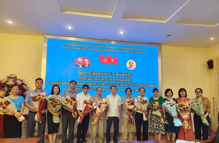 Đồng chí Bí thư Đảng uỷ GS. TS Nguyễn Công Nghiệp tặng hoa tri ân 13 đồng chí uỷ viên không tham gia cấp uỷ nhiệm kỳ 2022 - 2025