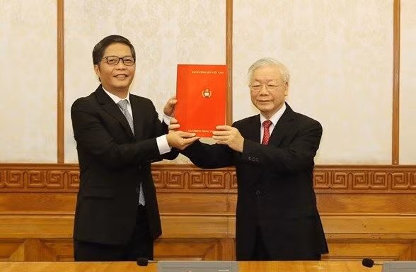 Tổng Bí thư, Chủ tịch nước Nguyễn Phú Trọng trao Quyết định cho đồng chí Trần Tuấn Anh, Ủy viên Bộ Chính trị được phân công giữ chức Trưởng Ban Kinh tế Trung ương. Ảnh: Trí Dũng/ TTXVN