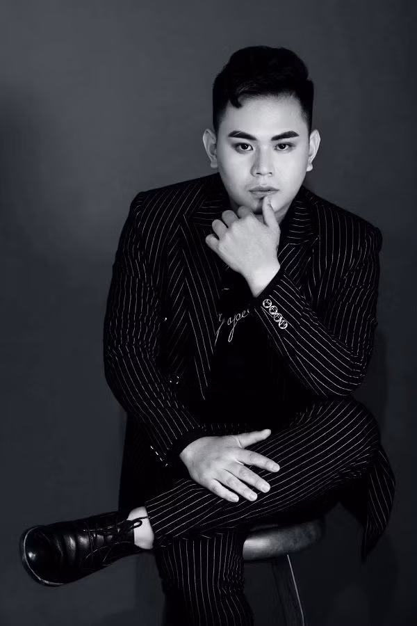 NTK Thi Nguyễn cho biết người ta luôn quan niệm thời trang chỉ đơn giản là sáng tạo nên những bộ trang phục độc đáo cho những quý cô sang trọng, nhưng tôi cho rằng thời trang chính là tạo ra những sản phẩm phục vụ cho giới doanh nhân, cả những bà nội trợ hay các người đẹp đang làm công sở, vì tất cả mọi người đều có nhu cầu được làm đẹp, ăn mặc đẹp. Điều đó sẽ giúp họ tự tin hơn, thể hiện được những mong muốn, khát khao nổi bật trong công việc cũng như trong cuộc sống.