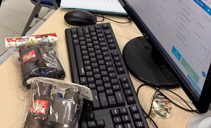 Nhiều sản phẩm ống nhòm đồ chơi có gắn hình ảnh bản đồ và hình lưỡi bò bị tạm giữ