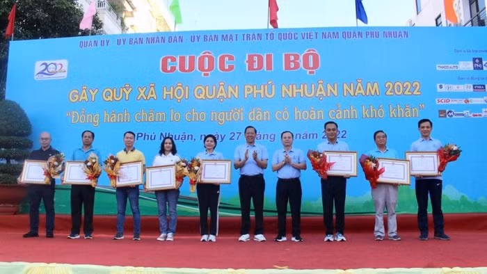 Chủ tịch UBND TP.HCM đi bộ vì người nghèo