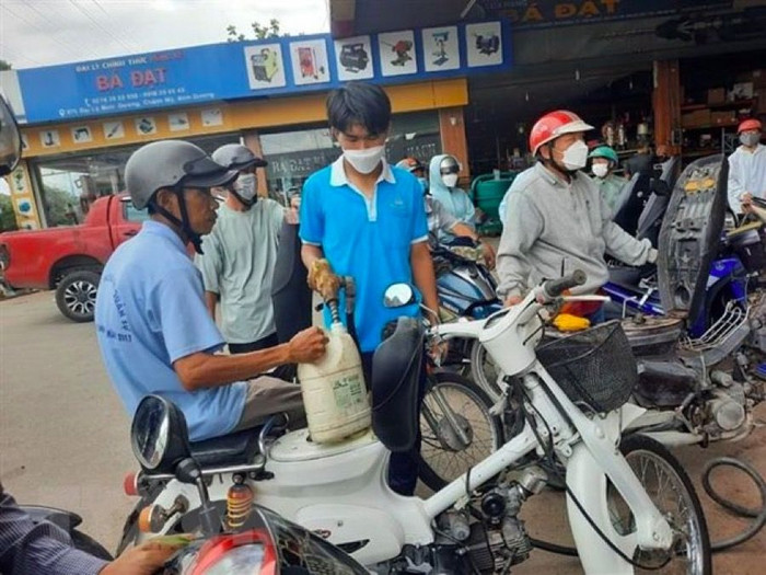 Bộ Công Thương lên tiếng về thông tin 'cấm mua xăng bằng can, chai'