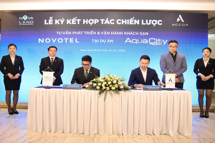 Ông Bùi Xuân Huy, Tổng Giám đốc Tập đoàn Novaland và ông Nguyễn Quý Tuấn, Giám đốc Phát triển Dự án Tập đoàn Accor tại Việt Nam thực hiện nghi thức ký kết hợp tác Ông Bùi Xuân Huy, Tổng Giám đốc Tập đoàn Novaland và ông Nguyễn Quý Tuấn, Giám đốc Phát triển Dự án Tập đoàn Accor tại Việt Nam thực hiện nghi thức ký kết hợp tác