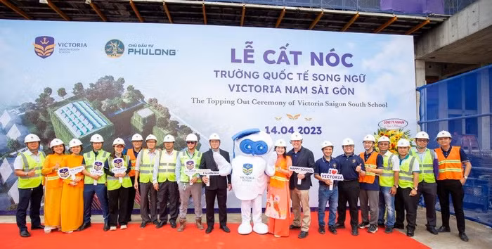 Các đại biểu thực hiện nghi thức lễ cất nóc Trường Quốc Tế Song ngữ Victoria Nam Sài Gòn