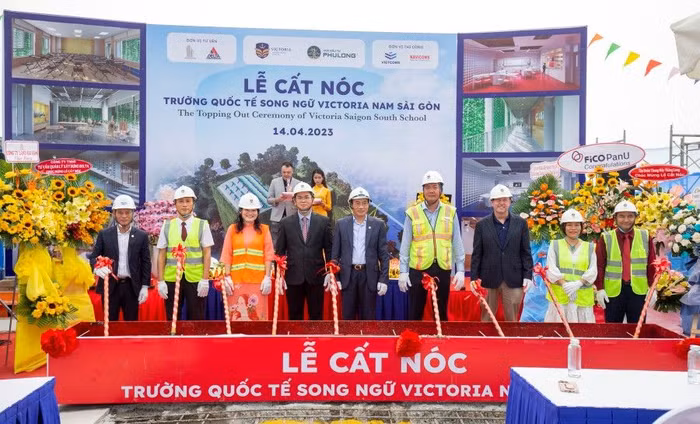 Các đại biểu thực hiện nghi thức lễ cất nóc Trường Quốc Tế Song ngữ Victoria Nam Sài Gòn