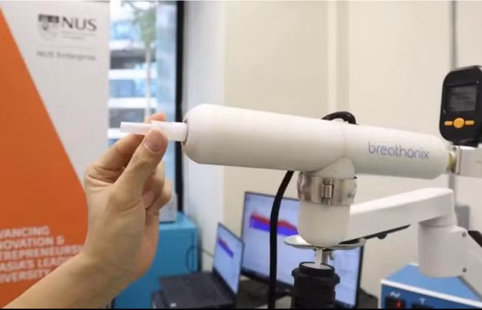 Hệ thống xét nghiệm hơi thở sử dụng ống ngậm dùng một lần để ngăn ngừa lây nhiễm chéo và có thể phát hiện COVID-19 trong vòng chưa đầy 1 phút (Nguồn: Đại học Quốc gia Singapore)