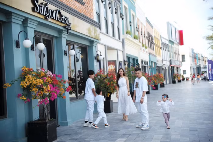Sau những giây phút vận động, vợ chồng nam nghệ sĩ và các con ghé đại lộ Sunny để mua sắm