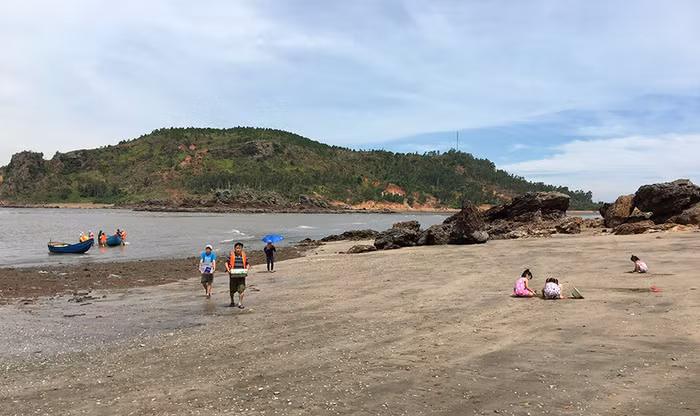 Để chuẩn bị cho bữa trưa, chúng tôi phải mang theo đầy đủ thức ăn nước uống vì nơi đây đang rất hoang sơ, chưa có dịch vụ nào