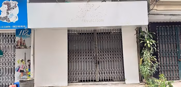 Chỉ vài ngày sau khi bị tố, ngày 20/7, phòng vé Anh Anh đã gỡ bảng tên. Ảnh VŨ AN/Báo Văn hoá