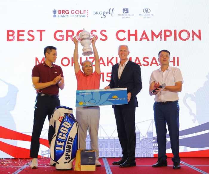 Gôn thủ Okuzaki Masashi tới từ Nhật Bản nhận cúp vô địch BRG Golf Hanoi Festival 2022