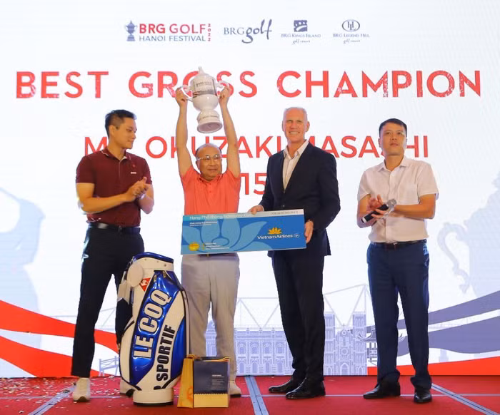 Gôn thủ Okuzaki Masashi tới từ Nhật Bản nhận cúp vô địch BRG Golf Hanoi Festival 2022