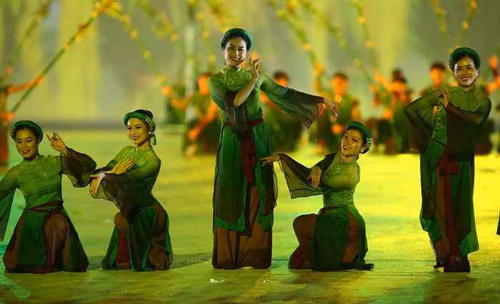 Phần trình diễn với hình ảnh chủ đạo là cây tre - tượng trưng cho nhịp cầu vững bền, thủy chung của tình đoàn kết, tinh thần hữu nghị của các quốc gia Đông Nam Á. (Ảnh: Hồng Nam/VTCnews)
