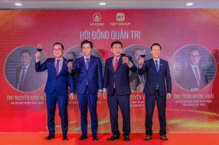 Các cổ đông sáng lập VP Corp và HKT Group. Từ trái qua phải: Ông Trần Hoàng Khải, ông Trần Quyết Tiến, ông Nguyễn Nam Hiền và ông Nguyễn Văn Quy