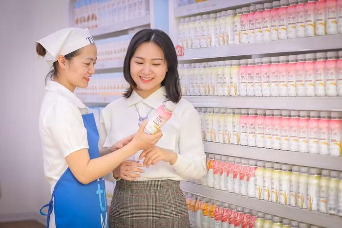 Người tiêu dùng tìm hiểu về nước gạo lứt đỏ TH true RICE