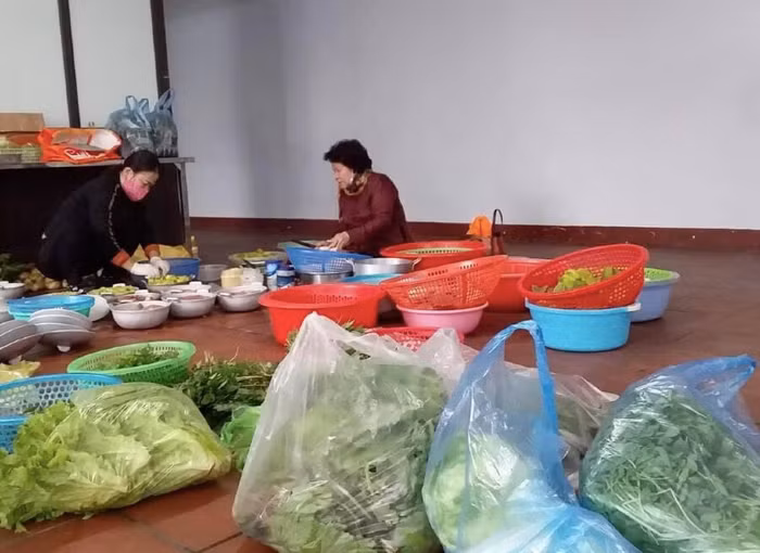 Bà Phương còn tận tay chuẩn bị thức ăn cho người dân tại vùng dịch