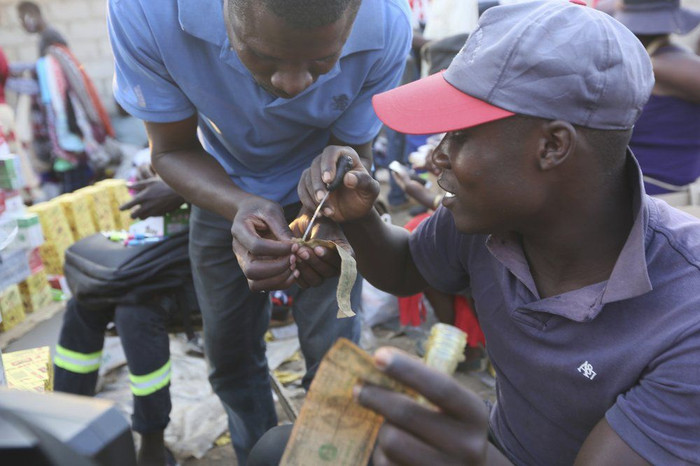 “Vá tiền” trở thành nghề hot ở Zimbabwe ảnh 2 vá tiền