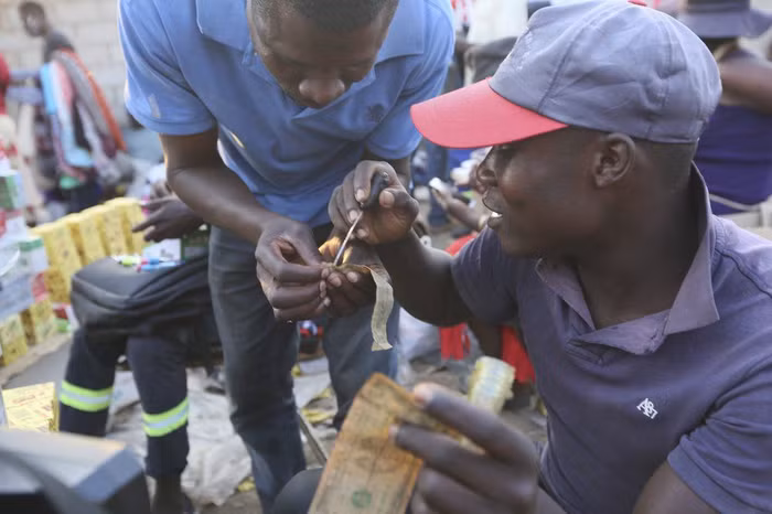 “Vá tiền” trở thành nghề hot ở Zimbabwe ảnh 2 vá tiền
