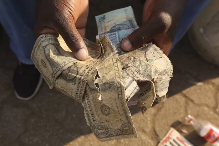 “Vá tiền” trở thành nghề hot ở Zimbabwe ảnh 1 vá tiền