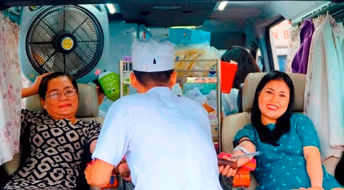 Chị Lê Huỳnh Anh Thư (trái) - vơí kỉ lục hiến máu hơn 40 lần