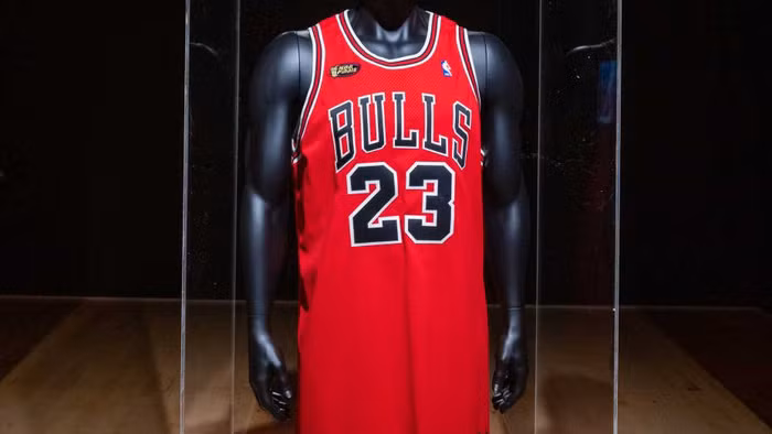 Chiếc áo thi đấu của huyền thoại Michael Jordan phá kỷ lục đấu giá với 10,1 triệu USD