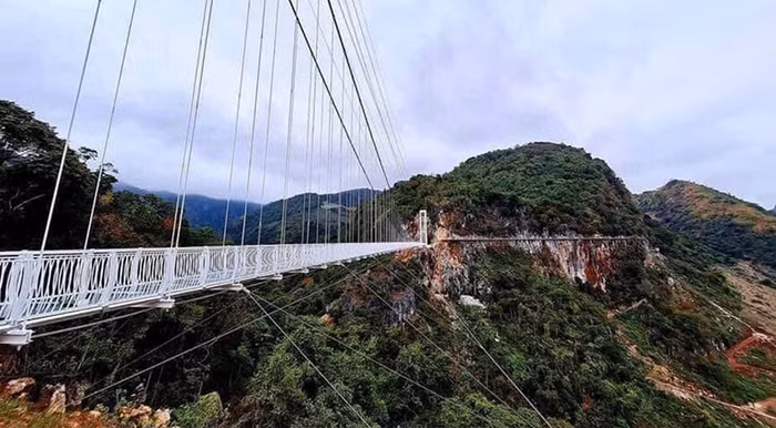 Cây cầu kính Bạch Long tại xã Mường Sang, huyện Mộc Châu, tỉnh Sơn La. Ảnh: thaiantravel.com