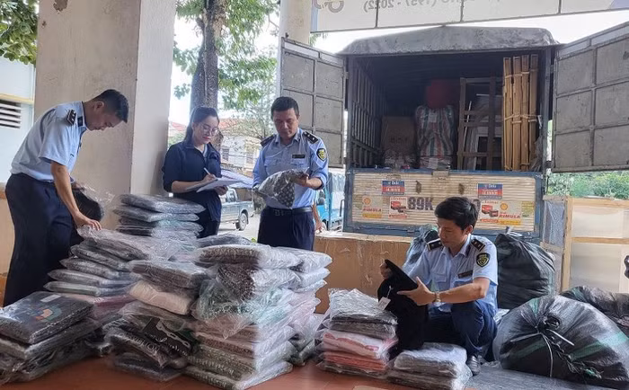 Thu giữ số lượng lớn quần áo giả mạo nhãn hiệu Gucci, Louis Vuitton, Dior