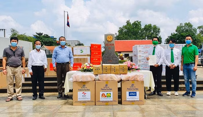 Tập đoàn Mai Linh hỗ trợ lương thực và thiết bị y tế cho kiều bào Campuchia