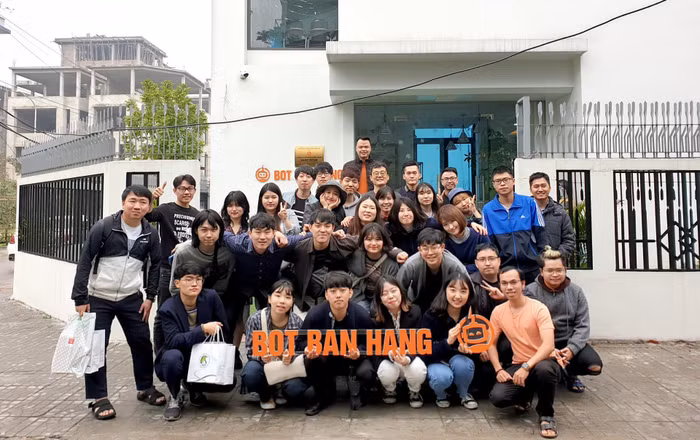Anh Lê Anh Tiến (hàng đầu tiên ngoài cùng bên phải) chụp ảnh cùng các cộng sự