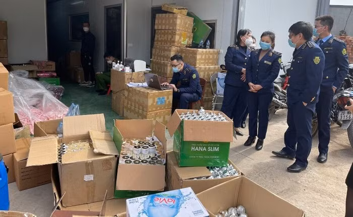 Lực lượng chức năng đã niêm phong toàn bộ hàng hóa của Công ty TNHH Dược mỹ phẩm Gem Korea để xác minh, làm rõ các vi phạm