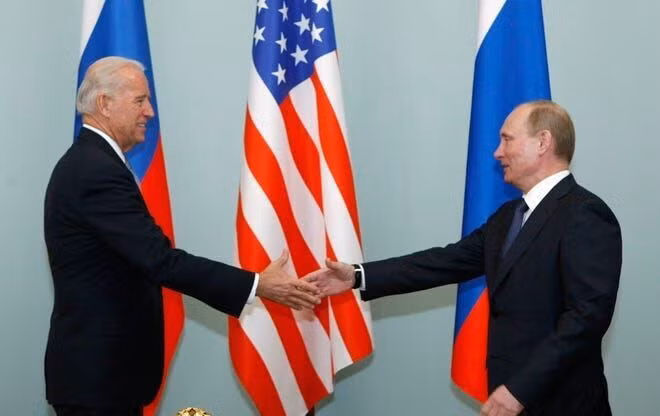 Cuộc gặp mặt năm 2011 của ông Joe Biden - khi đó là Phó Tổng thống Mỹ và ông Vladimir Putin trên cương vị Thủ tướng Nga tại Moscow.