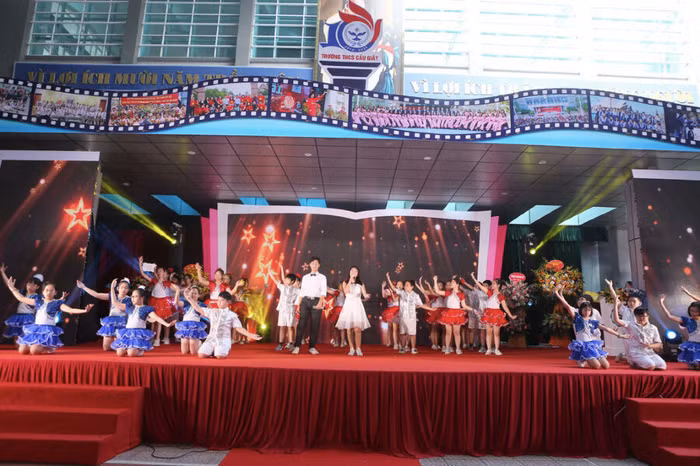Các em học sinh đã mang đến những màn trình diễn ấn tượng và rực rỡ trên sân khấu của lễ kỷ niệm đầy ý nghĩa này