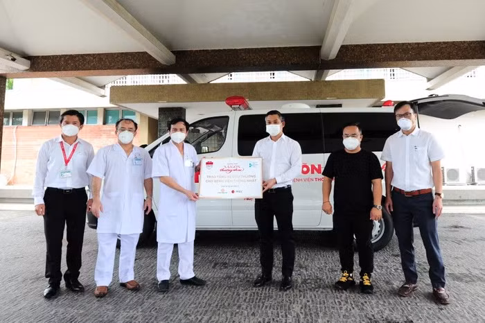 Nhập chú thích ảnhÔng Nguyễn Văn Cường, Phó Chủ tịch Tập đoàn Hưng Thịnh (thứ 3 từ phải sang) cùng đại diện các nhà tài trợ trao tặng 1 xe cứu thương cho Bệnh viện Thống Nhất