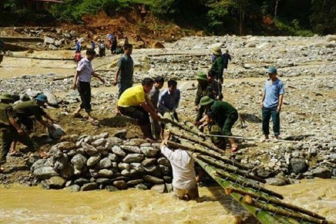 Cảm động những hình ảnh CSCĐ và Công an sau lũ tại Lào Cai