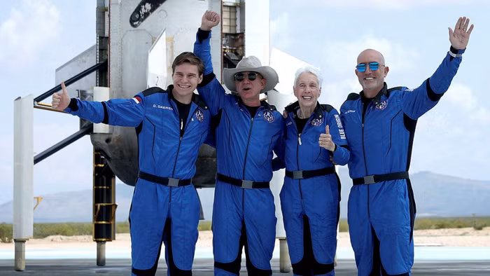 Phi hành đoàn tham gia nhiệm vụ đầu tiên của con tàu New Shepard do công ty Blue Origin thực hiện.