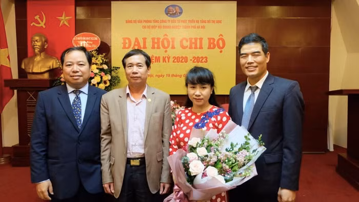 Các thành viên trong Chi uỷ mới nhiệm kỳ 2020 - 2023 và ông Nguyễn Huy Thành (đứng thứ hai từ trái sang)