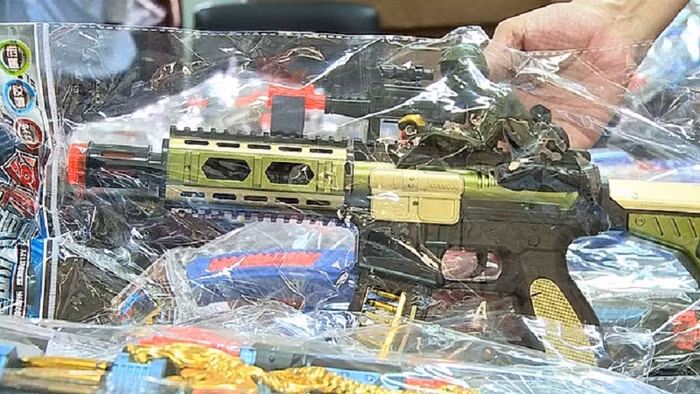 Hiện toàn bộ gần 2.000 đồ chơi hình súng bạo lực này đang bị tịch thu và hoàn tất hồ sơ xử phạt theo quy định của pháp luật