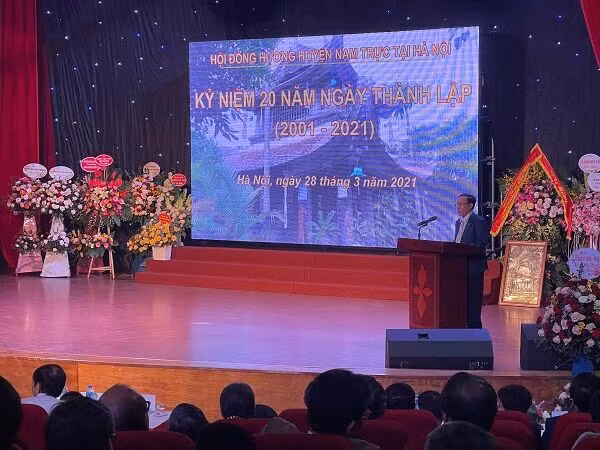 Ông Nguyễn Như Khoa - Chủ tịch Hội đồng hương Nam Trực tại Hà Nội phát biểu chào mừng và đọc báo cáo hoạt động của Hội trong 20 năm qua