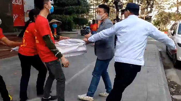 Hành động cố tình phá băng rôn của công nhân mặc du họ không có hành động khiêu khích, tuyệt đối không có hành vi gây rối mất trật tự, không xâm phạm khuôn viên tòa nhà