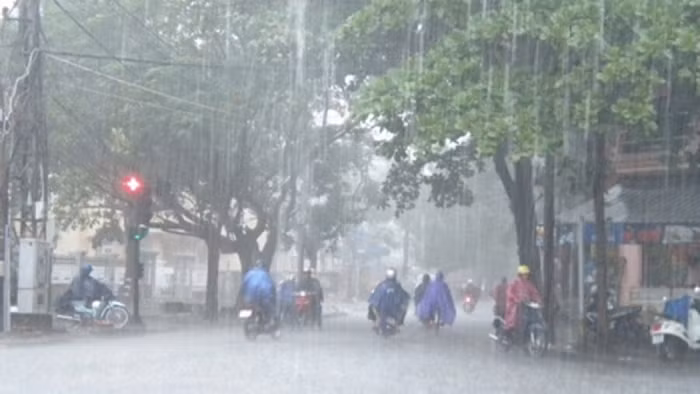 Áp thấp nhiệt đới đi vào Biển Đông có khả năng mạnh lên thành Bão số 1